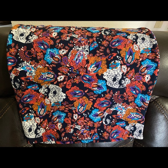 Beautiful LulaRoe Cassie Pencil Skirt - Picture 2 of 4